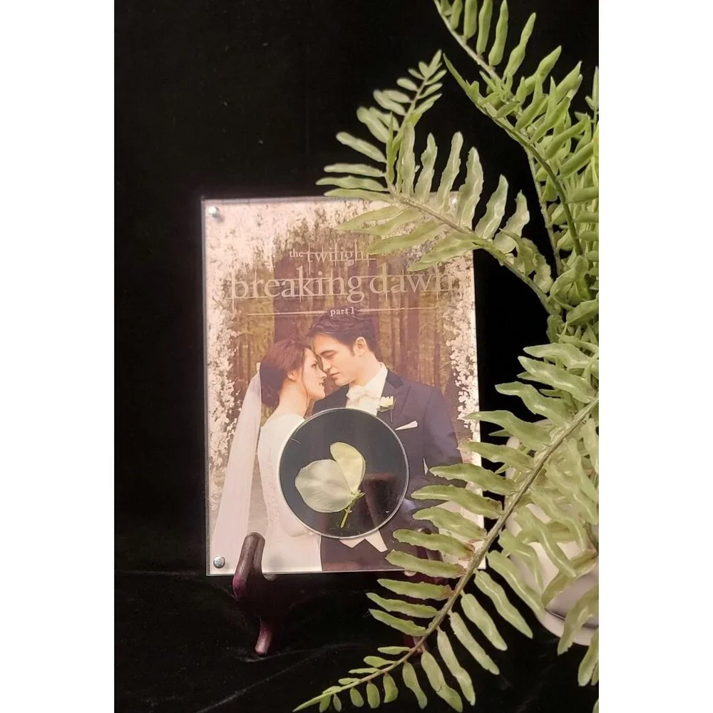Official Collectible Wedding Photo and Flower Movie Prop from Breaking Dawn Part - Picture 12 of 12